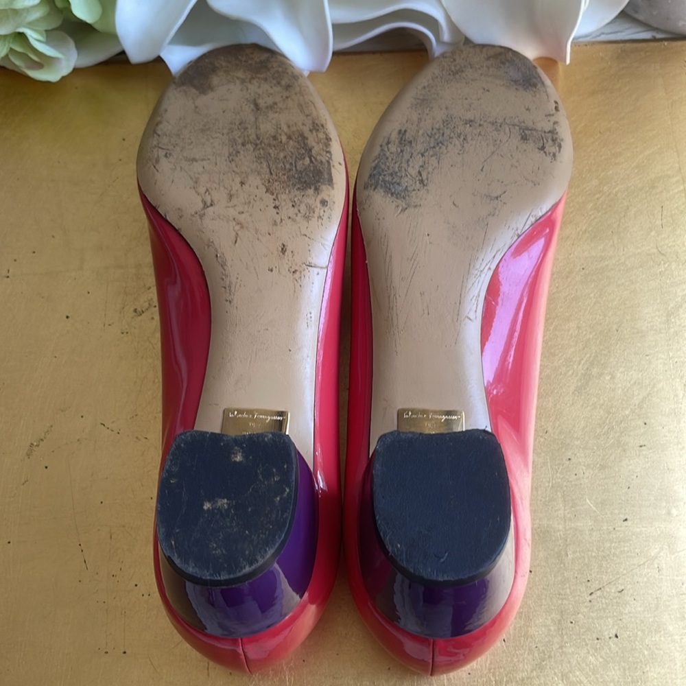 Salvatore Ferragamo Vera Pump in Two-Tone Patent Leather - Picture 15 of 16